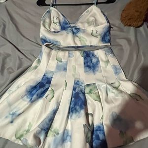Beautiful blue and white floral two piece - size 2